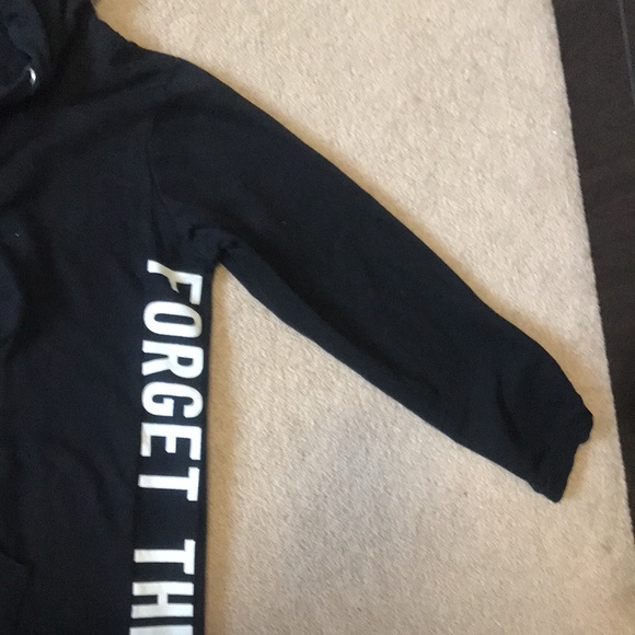 Its is very comfortable and a go to hoodie to put on - Picture 5 of 5